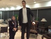 صور.. أطول رجل فى العالم يغادر القاهرة بعد الترويج للسياحة المصرية