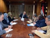 صور.. محافظ القليوبية يناقش بنود عقود الإيجار لشقق الإسكان