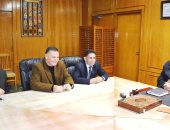 محافظ الإسماعيلية يناقش دعم الأندية الشعبية مع مجلس إدارة منطقة كرة القدم