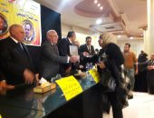 صور.. محافظ بورسعيد يقرر صرف 125 ألف جنيه معاشات للمعلمين لعام 2017