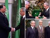 السفير السعودى يهدى زاهى حواس درع رياض النيل بحضور السفراء