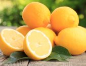 الليمون هو الحل.. 5 وصفات منزلية لتنقية البشرة وإزالة القشرة
