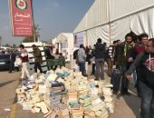 صور مؤلمة.. إهانة الكتاب فى معرض الكتاب.. وهيثم الحاج: سأحقق وأعاقب