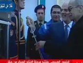 الرئيس السيسى يقدم شريف إسماعيل لإزاحة الستار عن افتتاح حقل ظهر