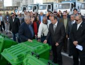 صور.. محافظ الإسكندرية يتفقد 23 معدة وسيارات نظافة جديدة 