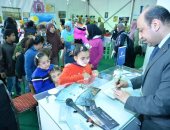 صور.. مصر للطيران تنظم مسابقات للشباب وورش للأطفال وهدايا للفائزين بمعرض الكتاب