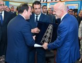 رئيس شركة إينى يهدى الرئيس السيسى تذكارا بمناسبة افتتاح حقل ظهر (صور)
