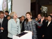 صور.. جولة لـ"تيريزا ماى" فى جامعة ووهان خلال زيارتها للصين