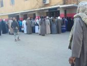 أهالى كوم أمبو فى أسوان يستغيثون من الزحام أمام السجل المدنى