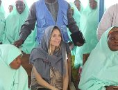 صور.. سيينا ميللر فى حملة خيرية فى نيجيريا وتلتقى بعض ضحايا بوكو حرام