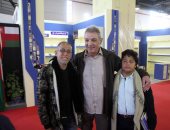 شاهد محمود حميدة يقتنى الكتب فى معرض القاهرة للكتاب