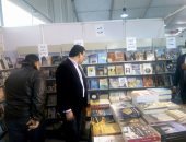 حاتم ربيع يتفقد جناح الأعلى للثقافة بمعرض الكتاب.. والمبيعات تخطت الـ 100 ألف جنيه