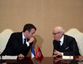 ماكرون يضع إكليلا من الزهور على نصب الشهداء فى تونس