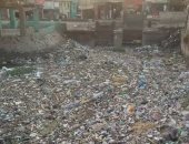 صور.. القمامة ونفايات الحيوانات تغطيان ترعة الجيزاوية بالبدرشين