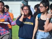 صور.. بكاء طلاب مدرسة أمريكية بعد إصابة زملاءهم فى حادث إطلاق نار
