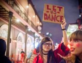 صور.. راقصات يتظاهرن احتجاجا على إغلاق الملاهى الليلية بلويزيانا الأمريكية