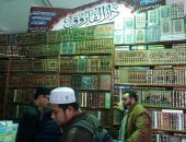 آسيوى والقلب أزهرى.. رحلة بحث الماليزيين بمعرض الكتاب عن الكتب الدينية