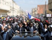 صور.. ماكرون ونظيره السنغالى يطوفون شوارع مدينة سانت لويس بالسنغال