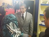 وزير البيئة يتفقد جناج الوزارة فى معرض القاهرة الدولى للكتاب