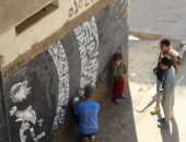 شباب قرية بالمنصورة يرسمون جرافيتى محمد صلاح على جدران مدارس القرية