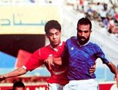 شاهد.. صراع نجم الترسانة مع هانى رمزى على الكرة فى الثمانينيات