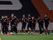 شاهد.. "هزار" لاعبى الشباب السعودى مع عمرو بركات قبل مواجهة شيكابالا