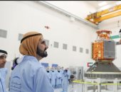 بلد زايد يدخل سباق الفضاء.. حاكم دبى يدشن أول قمر صناعى عربى بأيد إماراتية