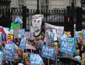 صور.. الآلاف يتظاهرون دعما لهيئة الخدمات الصحية فى بريطانيا