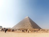 المصريون يزورون الأهرامات متحدين الطقس الحار