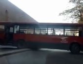 فيديو.. سائق نقل عام يعتلى الرصيف لتغيير مساره ويعرض حياة المواطنين للخطر