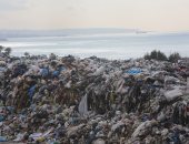 صور.. جبال النفايات تنتشر فى لبنان دون حل للأزمة 