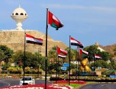 أعلام مصر تزين شوارع سلطنة عمان ابتهاجاً بزيارة الرئيس السيسى