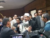 صور.. وزير الأوقاف يوزع 1000 بطانية على الأسر الفقيرة بالبحيرة