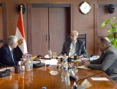 رئيس الوزراء يلتقى وزراء البترول والتعليم والنقل (صور)