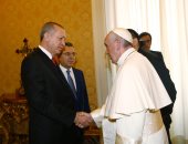 البابا فرنسيس يهدى الرئيس التركى ميدالية ترمز إلى السلام