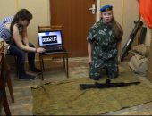 شاهد.. طفلة روسية تتفوق على ضباط الجيش وتفك كلاشينكوف فى 22 ثانية