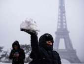 صور.. إغلاق برج إيفل بسبب سوء الطقس وتساقط كثيف للثلوج بباريس