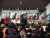 صور.. مظاهرات مؤيدة لإقرار قانون محرقة اليهود أمام القصر الرئاسى ببولندا