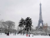 صور.. الثلوج تغطى برج إيفل وشوارع فرنسا مع استمرار الموجة الباردة