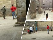 شاهد.. أطفال يلعبون الكرة داخل مسجد أثرى بالسيدة عائشة