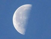 القمر فى التربيع الأخير اليوم ويزين قبة السماء فى منظر بديع 