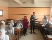 نائب وزير التعليم يتفقد الدراسة بمدارس الفيوم ويفتتح معرضا للمنتجات