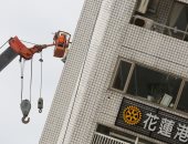 صور.. عمليات مكثفة للبحث عن ناجين تحت أنقاض أبراج سكنية بعد زلزال تايوان