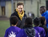 صور.. بنديكت كومبرباتش يلعب كرة القدم مع معجبيه من الأطفال فى لندن