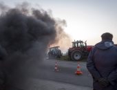 صور.. مزارعون غاضبون يقطعون طرقا بجراراتهم فى فرنسا احتجاجا على مشروع أوروبى
