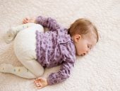 هذه الوضعية لنوم طفلك الرضيع خطر على حياته