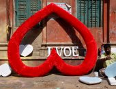 "ورود وقلوب حمراء".. الهند ولبنان أولى الدول استعدادا لعيد الحب ( صور ) 