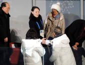 صور.. رئيس كوريا الجنوبية يصافح شقيقة زعيم كوريا الشمالية خلال افتتاح الأولمبياد