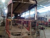 صور .. إعادة تأهيل احدى عربات ترام الغسكندرية التى يعود تاريخها إلى عام ١٩٦٩