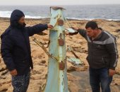 صور.. استخراج صارى مركب الصيد "الحاج ناصر" ومازال البحث عن صيادين مفقودين بليبيا